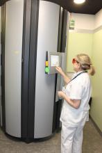 una infermera fa servir l'ordinador de la cabina de fototeràpia