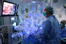 L'equip quirúrgic amb el robot da Vinci realitzant una intervenció de càncer urològic.