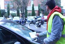 Foto d'un dels primers vigilants cívics al exterior del Hospital Josep Trueta.
