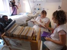 Voluntària de Biblioarreu porta llibres a una pacient ingressada al Trueta