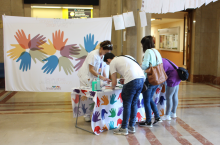 taula informativa al vestíbul del Trueta amb motiu del Dia Mundial de la Higiene de Mans