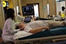 La Dra. Yolanda Silva fent una ecografia doppler a un usuari al vestíbul de l'hospital