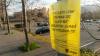 un cartell amb un missatge positiu guarneix un arbre del barri amb motiu de la Setmana de la Felicitat 
