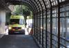 Foto d'una ambulància entrant a la zona d'urgències.