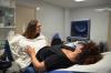 Una doctora atenent una pacient amb endometriosi