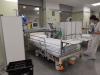 Una infermera adaptant l'Hospital de Dia Polivalent per acollir llits crítics