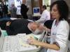 La Dra. Yolanda Silva fent una ecografia doppler a un usuari al vestíbul de l'hospital