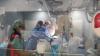 Professionals realitzant una arteriografia cerebral