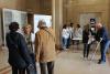 professionals d'infermeria del Trueta informen als usuaris sobre la prevenció de les caigudes al vestíbul del centre