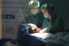 Professionals del Servei de Cardiologia implantant el primer desfibril·lador subcutani a un pacient