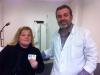 El Dr. Aldeguer amb una pacient amb el carnet del projecte "No puc esperar!"