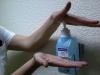 realitzant una higiene de mans amb un preparat amb alcohol