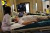 La Dra. Yolanda Silva fent una ecografia doppler a un usuari al vestíbul de l'hospital