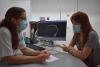 La Dra. Alemany amb una pacient a la consulta de neurologia de l'Hospital Santa Caterina de Salt