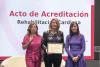 La Dra Elisabeth Pujol, cardiòloga de l'Hospital Santa Caterina (al centre) amb el diploma acreditatiu